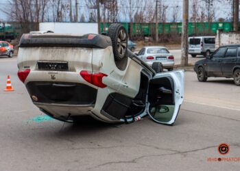 У Дніпрі автівка перекинулася на дах (ФОТО. ВІДЕО)