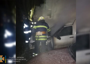 У Дніпрі на паркувальному майданчику загорілися три автомобіля