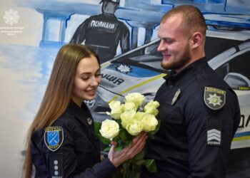 Патрульні Дніпра показали романтичні фото зі своїми другими половинками