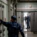 В Україні з-під варти звільняють колишніх військових, щоб вони захищали країну