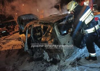 У Дніпрі на Богдана Хмельницького згоріли три автівки