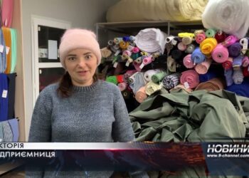 Жінки шиють бронежилети