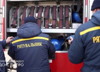 Дніпропетровські рятувальники допомагають іншим містам ліквідовувати пожежі та розбирати завали