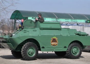 БРДМ у подарунок. Активісти відремонтували та віддають військову машину армії