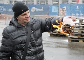 «Не хочу бути частиною зла»: у Дніпрі громадянин рф публічно спалив свій паспорт