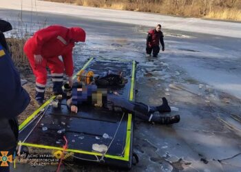 Смертельна рибалка: у Дніпрі двоє чоловіків провалилися під кригу