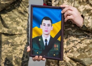 Не ховався за чужі спини та любив Україну: у Дніпрі попрощалися із загиблим військовим Владиславом Подобним