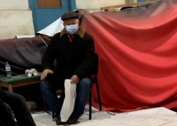 У Дніпрі чоловік читав вірші, щоб підбадьорити земляків у сховищі (ВІДЕО)
