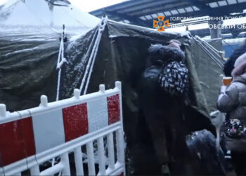 На вокзалі Дніпра встановили палатки для обігріву людей, які чекають евакуаційний потяг