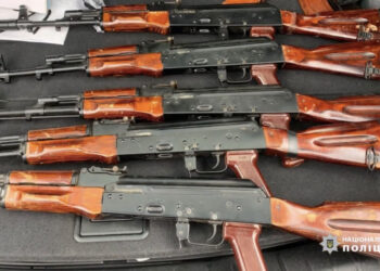 У Дніпрі поліцейські затримали 60-річного чоловіка, який на автомобілі перевозив зброю та боєприпаси