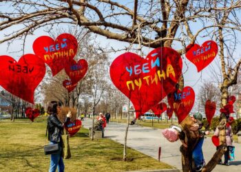 Мешканці Лівобережного прикрасили алею бажань під назвою «Убий путіна» (ФОТО)