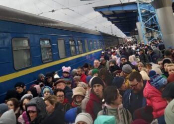 На вокзалі Дніпра спостерігаються величезні черги та тиснява (ВІДЕО)