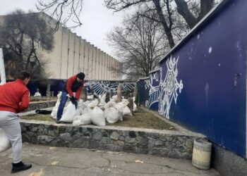 Захистили баб: у Дніпрі історики рятують кам’яні статуї
