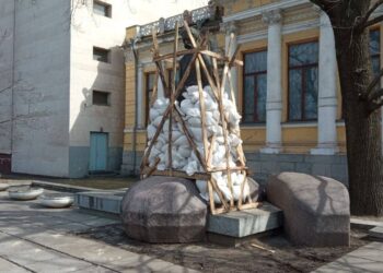 У Дніпрі історики одягли на пам’ятник Яворницькому “бронежилет”