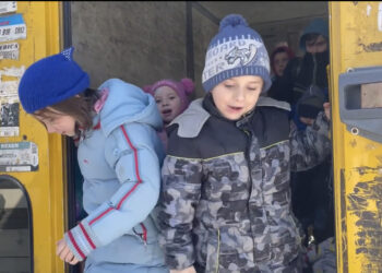 На Дніпропетровщину евакуювали дитячий будинок з Харкова
