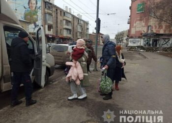 Поліцейські Дніпропетровщини врятували в Харкові матір з трьома дітьми