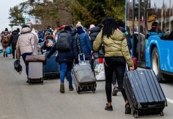 Евакуйовані мешканці Дніпропетровщини намагаються повернутися назад