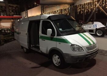Дніпровський музей передав медикам броньований автомобіль