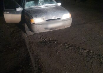 Патрульні Дніпра затримали підозрілий автомобіль з пакетом грошей