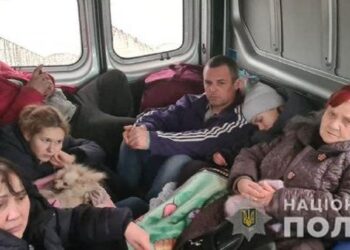 Поліцейські Дніпропетровщини допомогли евакуювати з Харкова 180 людей