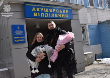 Нове життя: у пари поліцейських з Дніпра народилася донечка