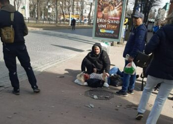 У Дніпрі жінку травмував шматок шиферу, що впав з даху багатоповерхівки