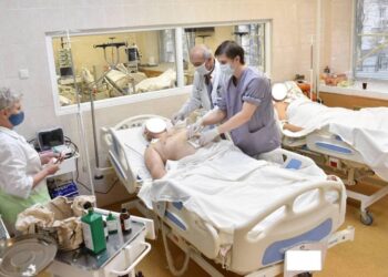 На Дніпропетровщину доправляють поранених з інших областей: місцеві підтримують їх в лікарнях співами