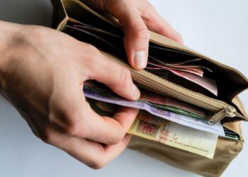 Якими будуть зарплати бюджетників під час війни: уряд ухвалив рішення