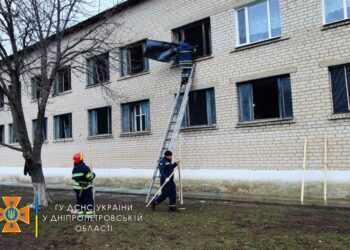 Рятувальники Дніпропетровщини допомогли відремонтувати будівлю школи, яка постраждала від вибуху ракети