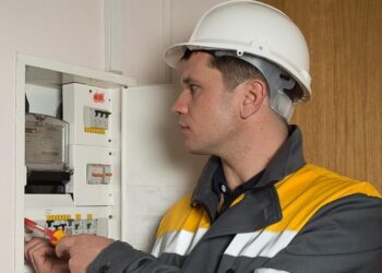 Будьте обережні: у Дніпрі та області шахраї прикидаються співробітниками комунальних служб