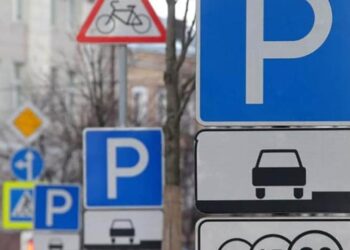 Водіїв Дніпра просять не ставити автівки поряд із медзакладами  