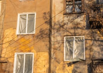 Дніпровські комунальники приводять до ладу ушкоджені ранковими обстрілами будинки