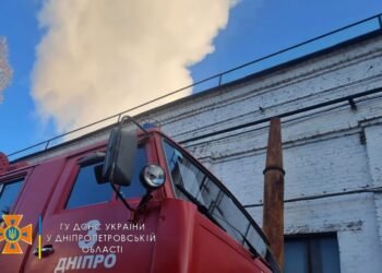 У Дніпрі рятувальники ліквідували пожежу на підприємстві, спричинену уламками збитої ракети
