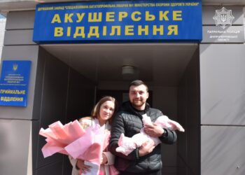 Життя триває: у родині поліцейських з Дніпра народилася донечка