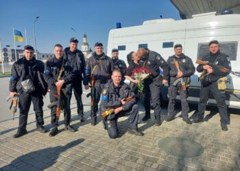 Кохання переможе війну: поліцейський з Дніпра романтично освідчився своїй дівчині (ВІДЕО)