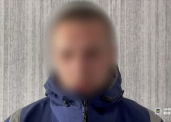 На Дніпропетровщині 22-річний шахрай ошукував українців під виглядом продажу бронежилетів