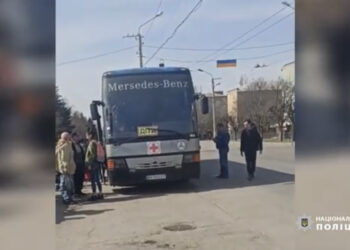 Поліцейські та волонтери Дніпропетровщини евакуювали мирних мешканців з Краматорська