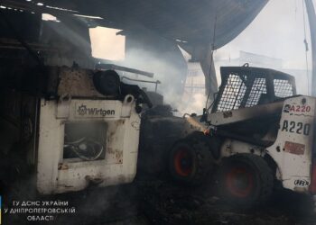 У Дніпрі згоріла дорожня техніка