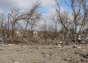 Під Маріуполем знайшли братські могили: людей у пластикових пакетах привозять вантажівками