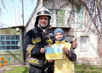 Юний патріот розчулив рятувальників Дніпра зворушливим подарунком (ФОТО)