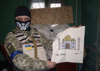 У Дніпрі хлопець з аутизмом розмальовує екосумки, щоб купити нашим воїнам бронежилети