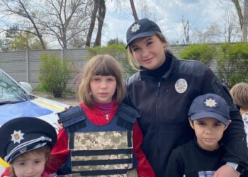 Поліцейські Дніпра привітали дітей-переселенців з прийдешнім Великоднем