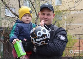 У Нікополі поліцейські привітали з Днем народження 5-річного хлопчика, який загубився у супермаркеті
