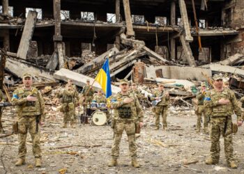 У Дніпрі на руїнах розбомбленої ворожими ракетами будівлі виконали пісню «Ой у лузі червона калина»