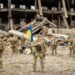 У Дніпрі на руїнах розбомбленої ворожими ракетами будівлі виконали пісню «Ой у лузі червона калина»