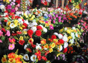 Дніпрян просять відмовитися від штучних квітів на поминальні дні