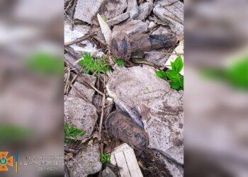 У Дніпрі чоловік знайшов у землі колби з ртуттю (ФОТО)