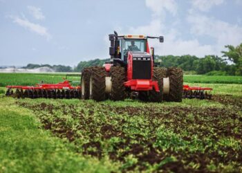 40% полів уже засіяли: аграрії Дніпропетровщини працюють і вдень, і вночі