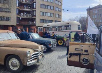 Квест-подорож на ретро автомобілях: у Дніпрі для переселенців влаштували автопробіг вулицями міста