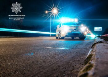 Патрульні Дніпра допомогли чоловіку, якого виявили на дорозі без свідомості